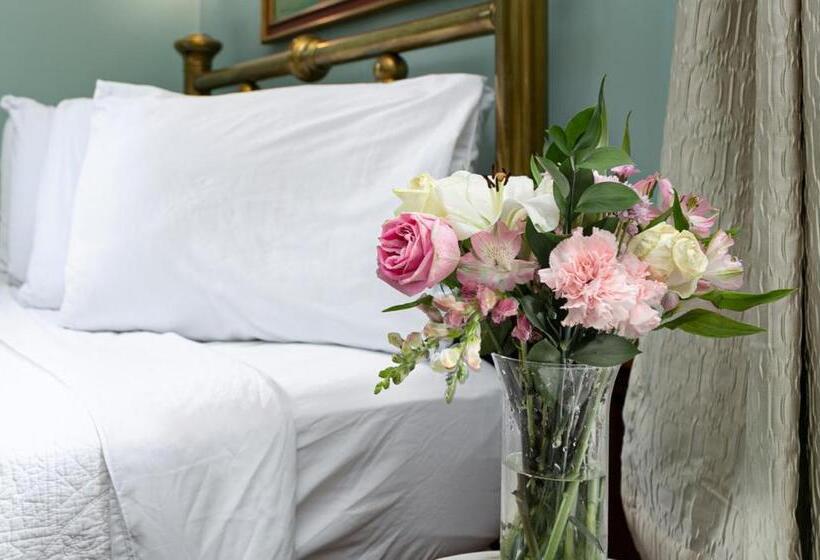 스탠다드 스튜디오, Cedar Crest Inn