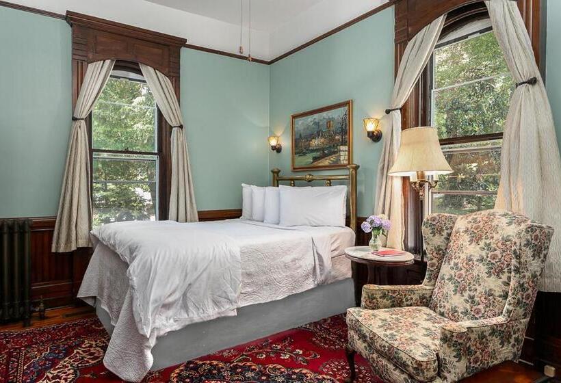 スタンダードスタジオ, Cedar Crest Inn