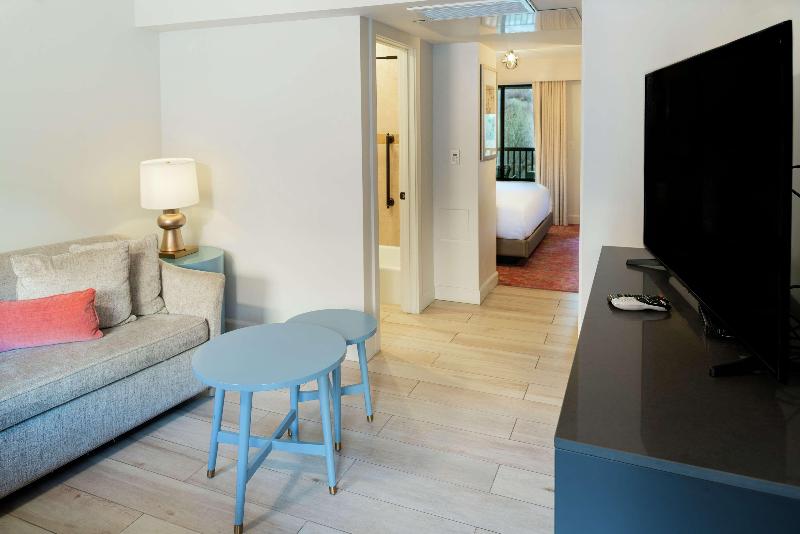 غرفة قياسية سرير كينج, Cliffrose Springdale, Curio Collection By Hilton