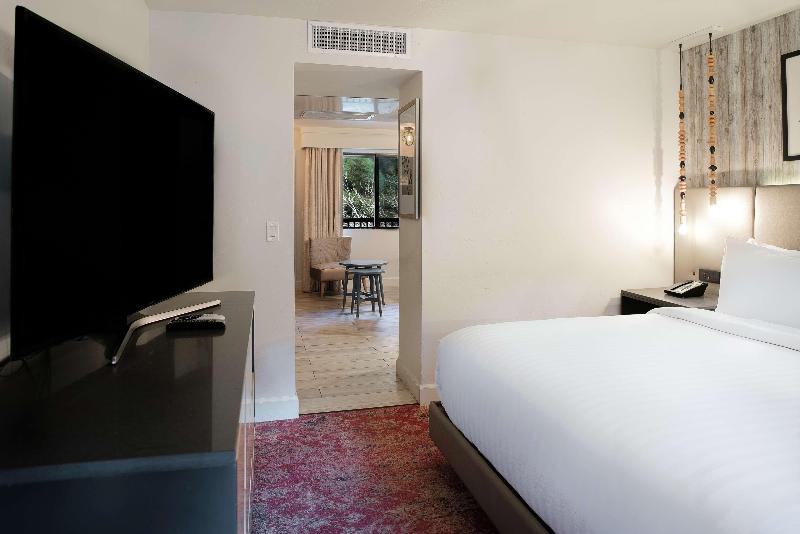 غرفة قياسية سرير كينج, Cliffrose Springdale, Curio Collection By Hilton