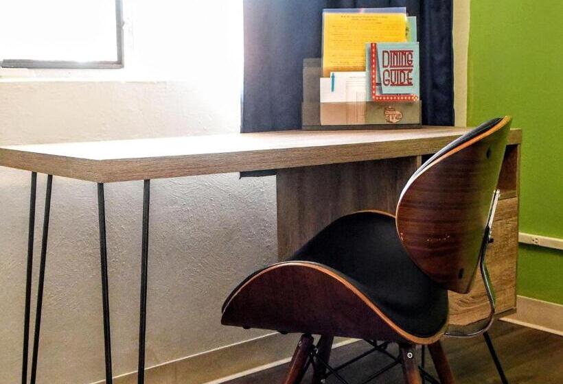 غرفة قياسية, The Sunset Motel