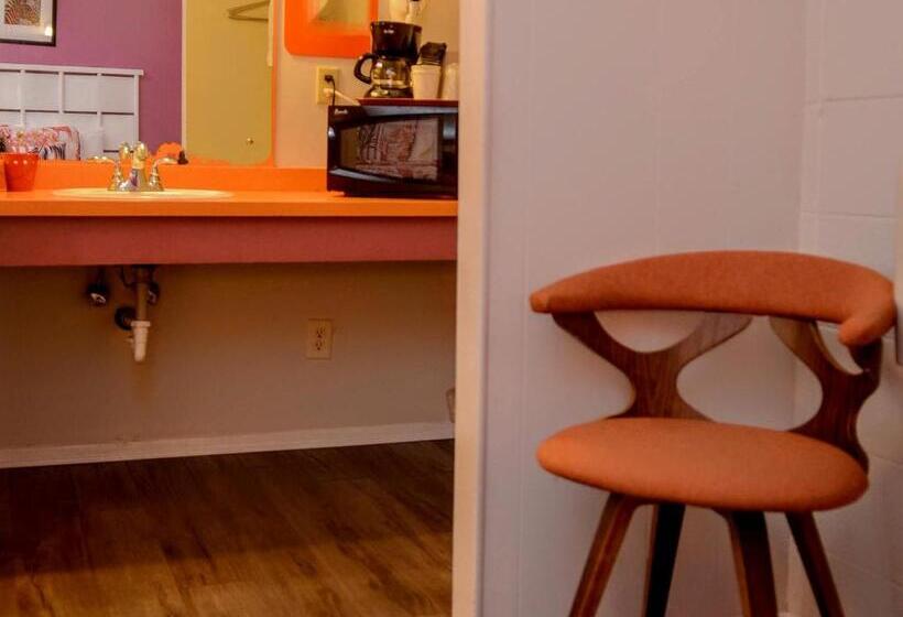 غرفة ديلوكس رباعية, The Sunset Motel