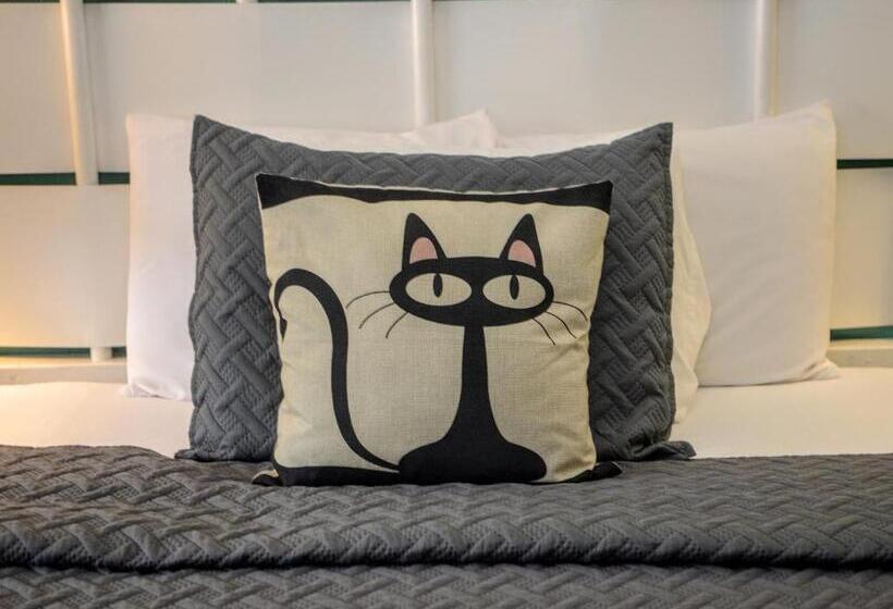 غرفة ديلوكس رباعية, The Sunset Motel