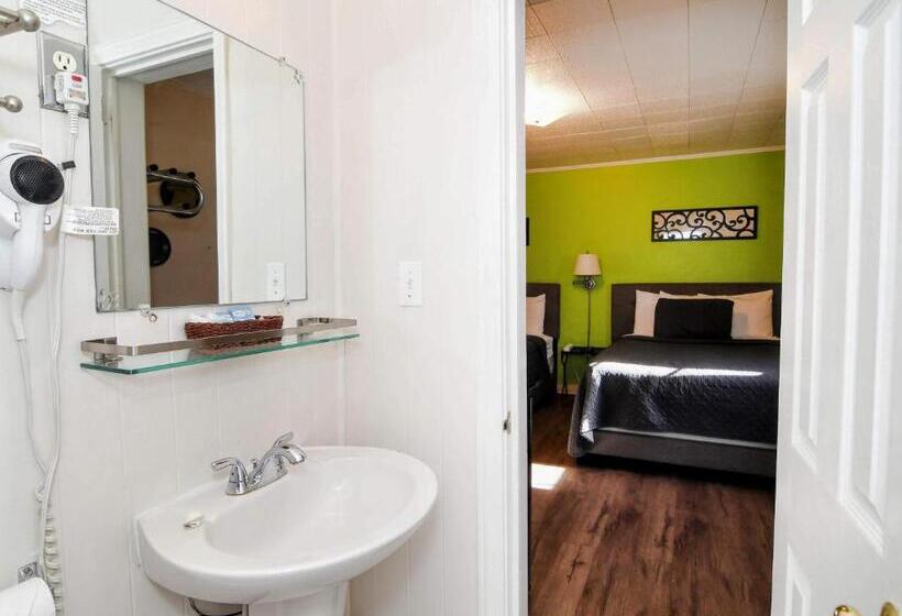 غرفة قياسية رباعية, The Sunset Motel