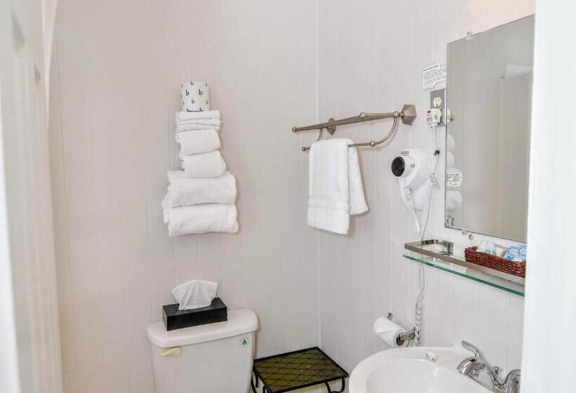 غرفة قياسية رباعية, The Sunset Motel