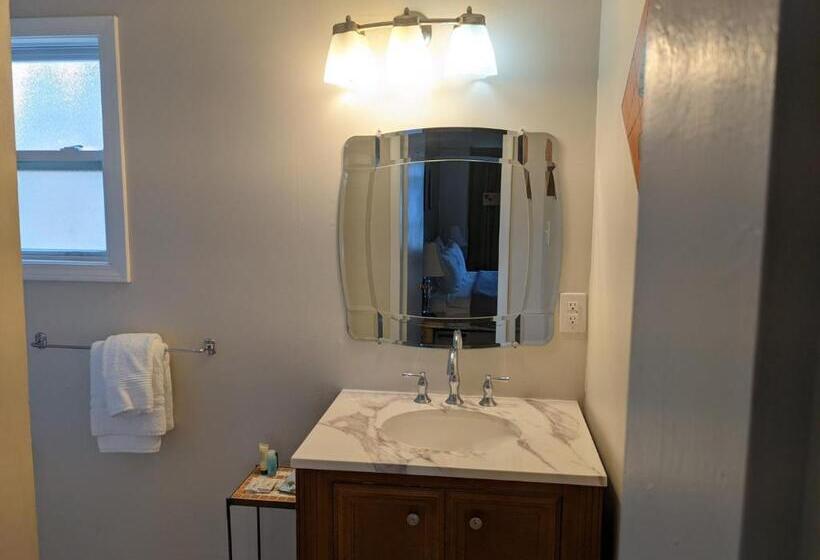 غرفة سوبيريور رباعية, The Sunset Motel