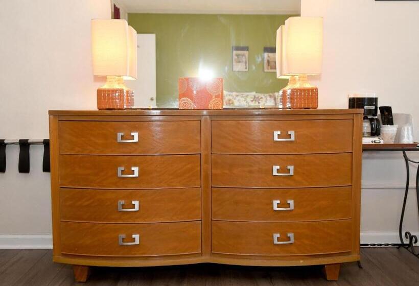 غرفة سوبيريور رباعية, The Sunset Motel