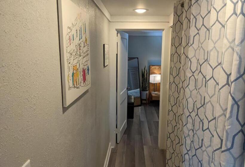 شقة غرفة واحدة, The Sunset Motel