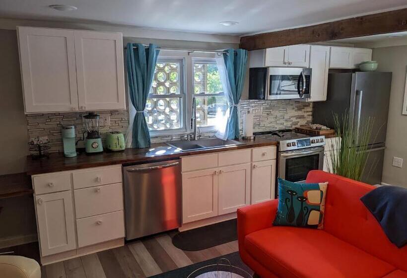 شقة غرفة واحدة, The Sunset Motel