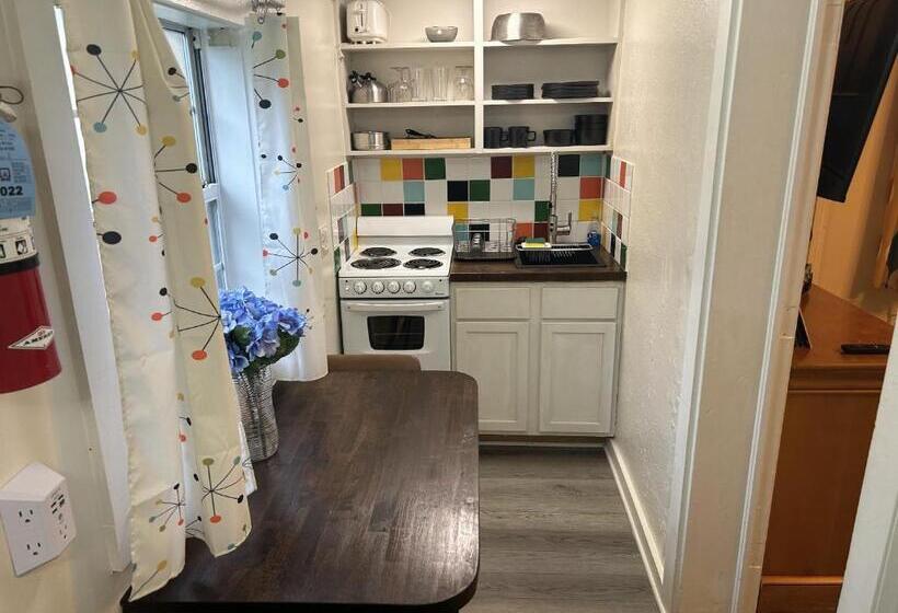 جناح سرير كينج, The Sunset Motel