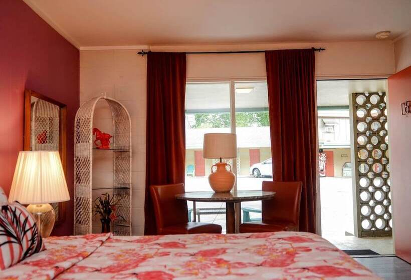 غرفة ديلوكس رباعية, The Sunset Motel