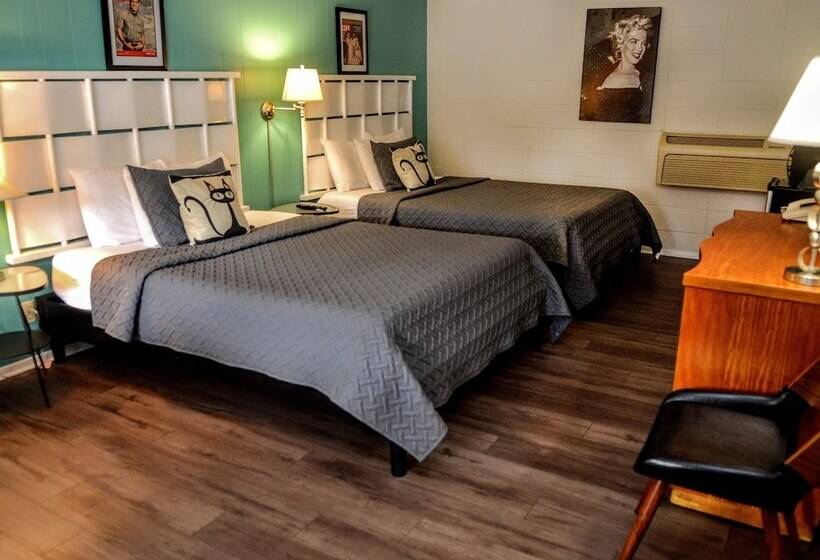 غرفة ديلوكس رباعية, The Sunset Motel