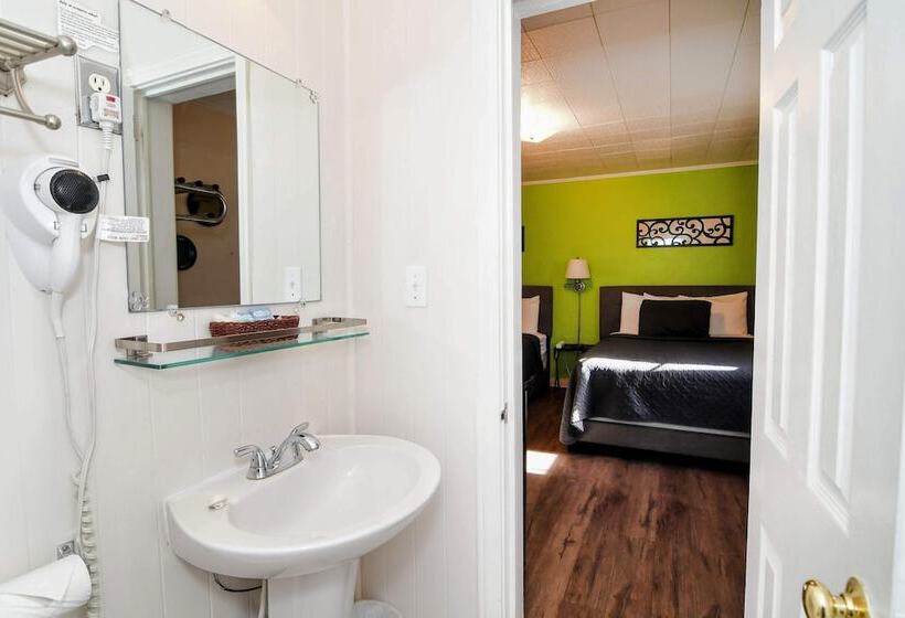 غرفة قياسية رباعية, The Sunset Motel