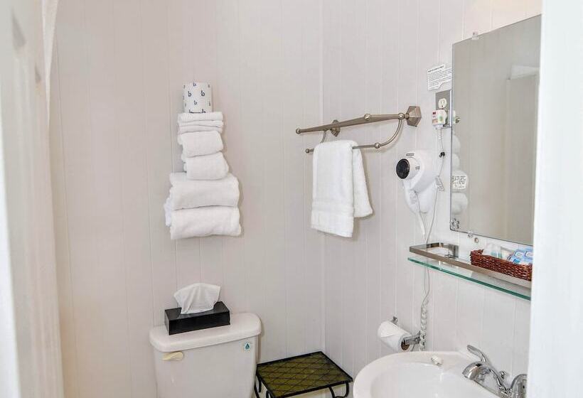 غرفة قياسية رباعية, The Sunset Motel