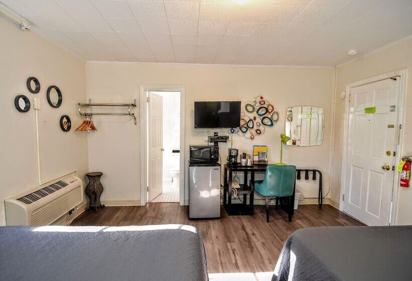 غرفة قياسية رباعية, The Sunset Motel