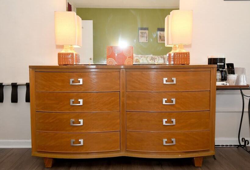 غرفة سوبيريور رباعية, The Sunset Motel