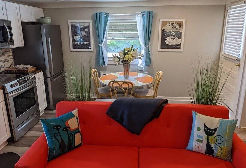 شقة غرفة واحدة, The Sunset Motel