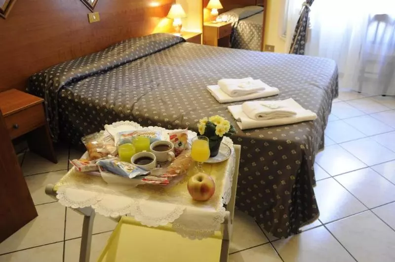 Standard Kolmen Hengen Huone, Ambasciatori Hotel Mestre Venice, Tapestry Collection By Hilton
