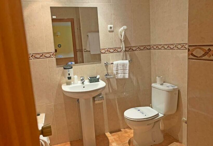 اتاق ساده سه نفره, Antic