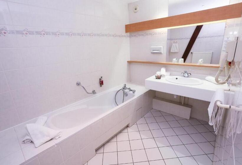 Номер Стандарт Трехместный, The Originals Boutique, Hôtel La Ferme Du Pape, Eguisheim