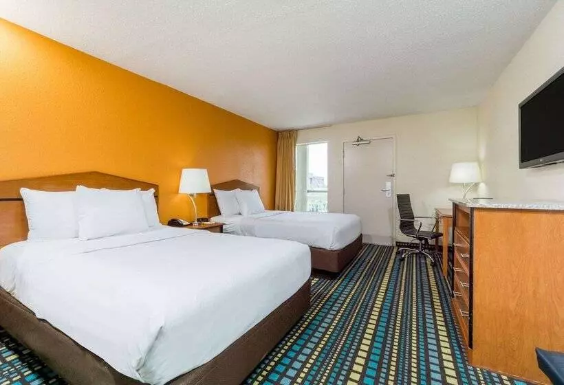 ２ダブルベッドのスタンダードルーム, Days Inn By Wyndham Florence Cincinnati Area