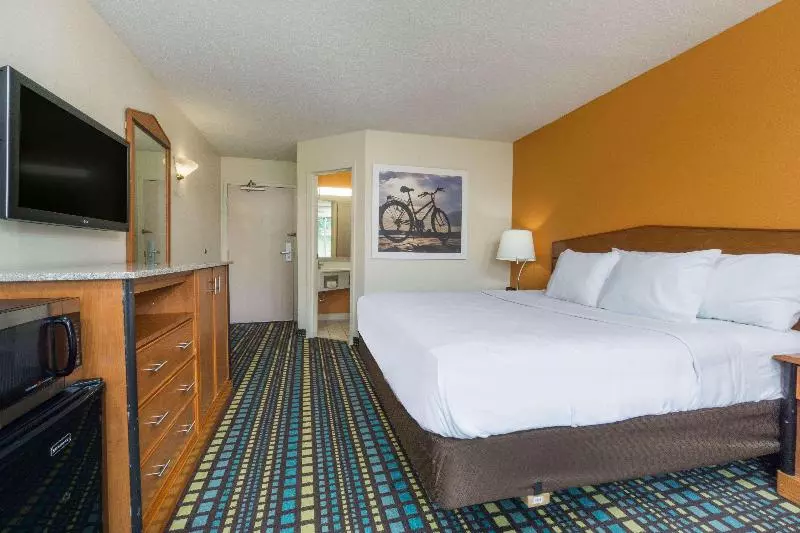 キングサイズベッドのスタンダードルーム, Days Inn By Wyndham Florence Cincinnati Area