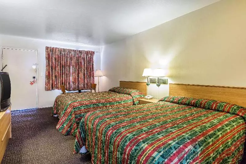 身障者適用キングサイズベッドルーム, Days Inn By Wyndham Florence Cincinnati Area
