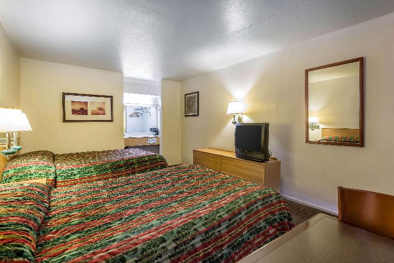 身障者適用キングサイズベッドルーム, Days Inn By Wyndham Florence Cincinnati Area