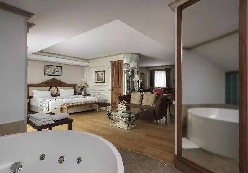 キングサイズベッドのスイートルーム, Holiday Inn Istanbul Old City, An Ihg