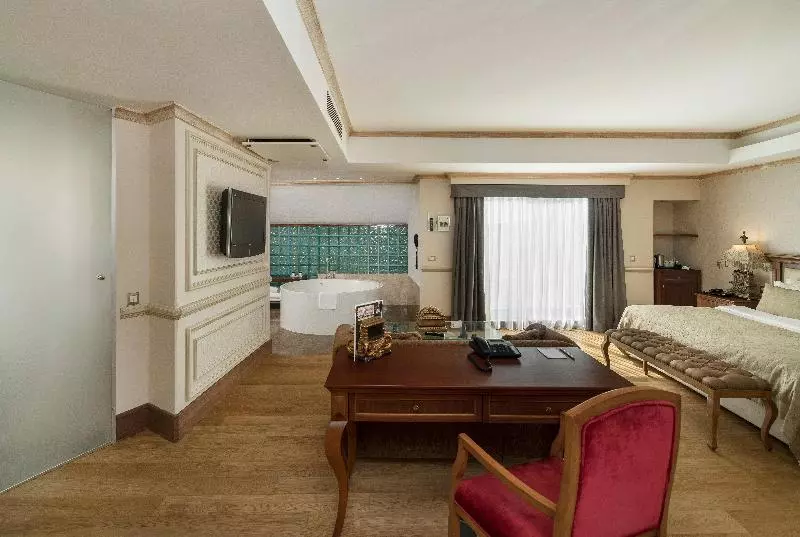 キングサイズベッドのスイートルーム, Holiday Inn Istanbul Old City, An Ihg