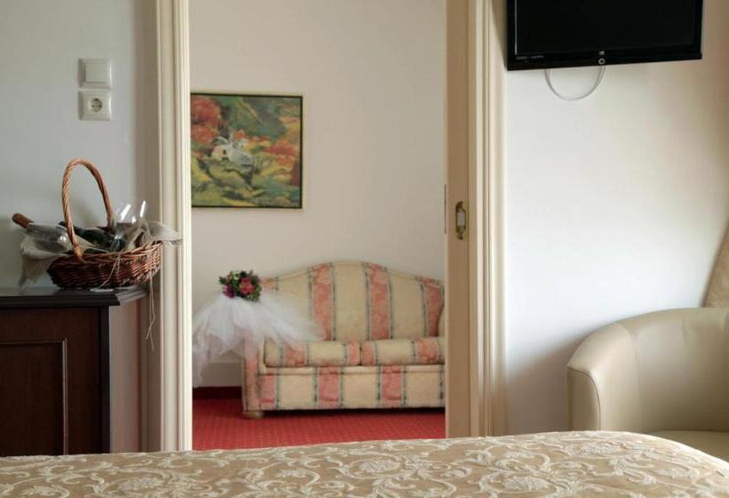 Lakosztály, Santa Beach