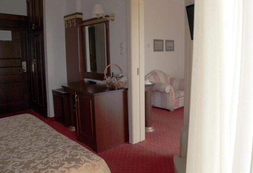 Lakosztály, Santa Beach