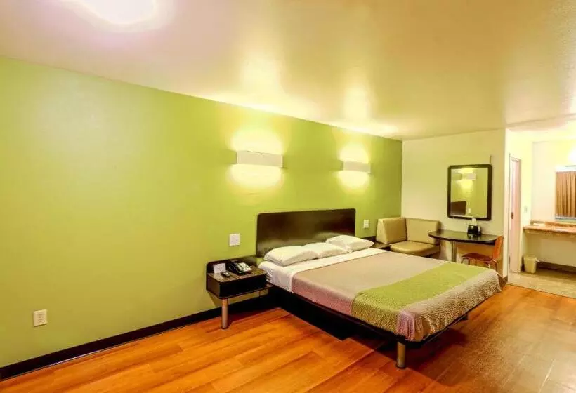 سوئیت با تخت بزرگ, Motel 6longview, Tx  North