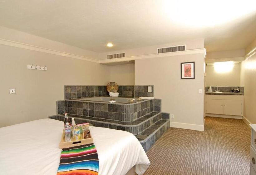 מיטת קינג בסוויטה, Palm Canyon Hotel And Rv Resort