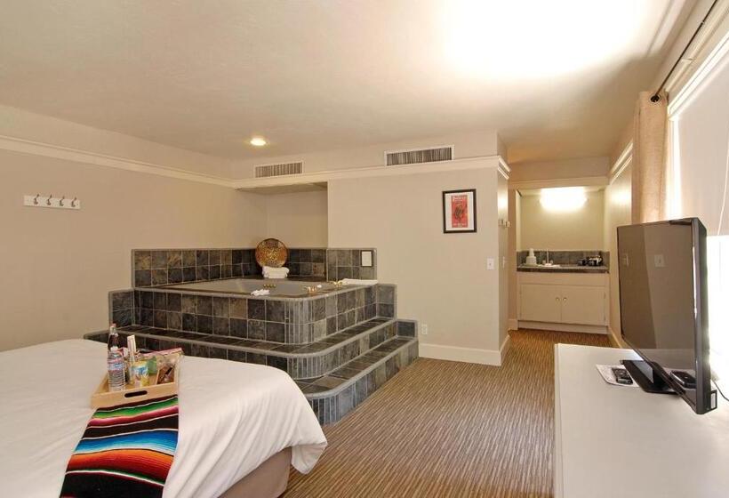 מיטת קינג בסוויטה, Palm Canyon Hotel And Rv Resort