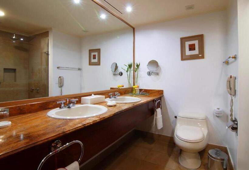 带双人大床的行政管理套房, Swissotel Quito