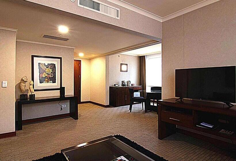 带双人大床的行政管理套房, Swissotel Quito