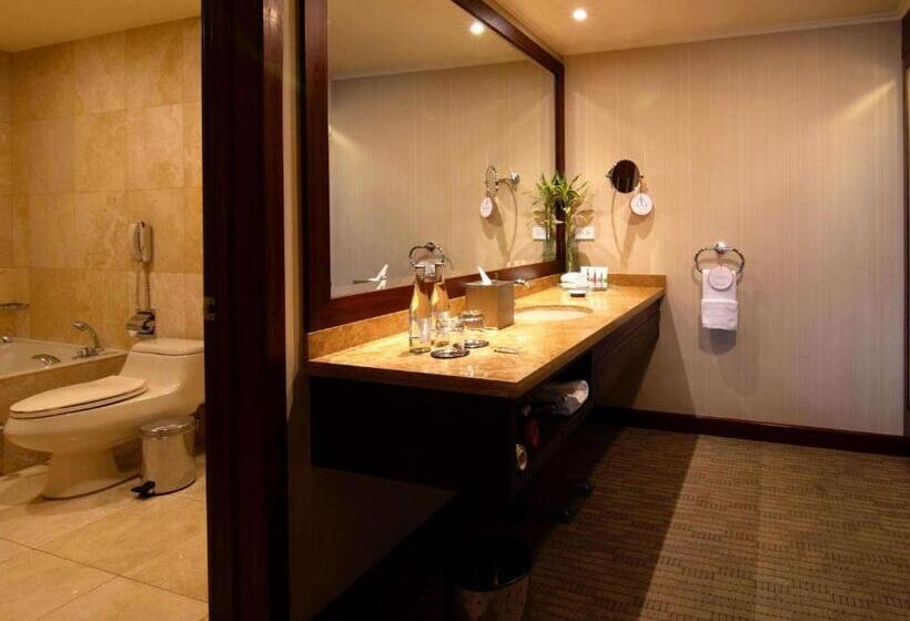 带双人大床的行政管理套房, Swissotel Quito