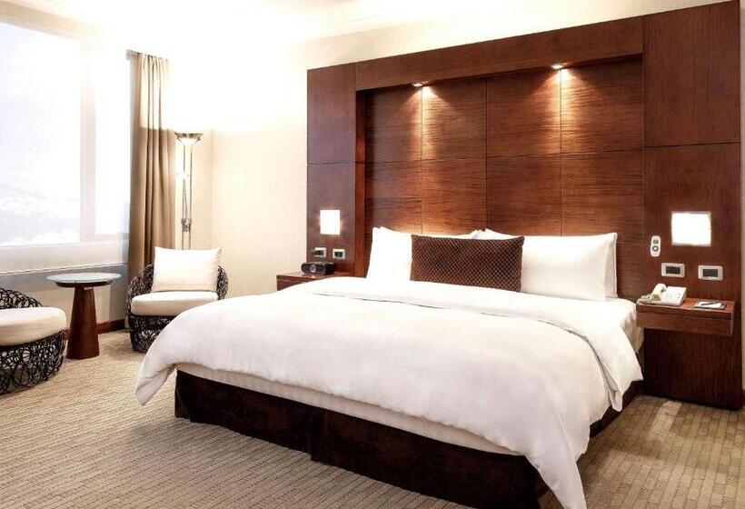 带双人大床的行政管理套房, Swissotel Quito