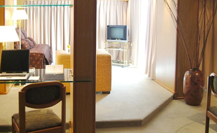 اتاق استاندارد سه نفره, Conte