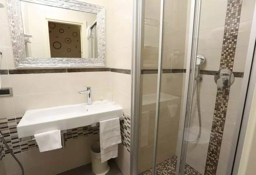 اتاق استاندارد سه نفره, Piacenza