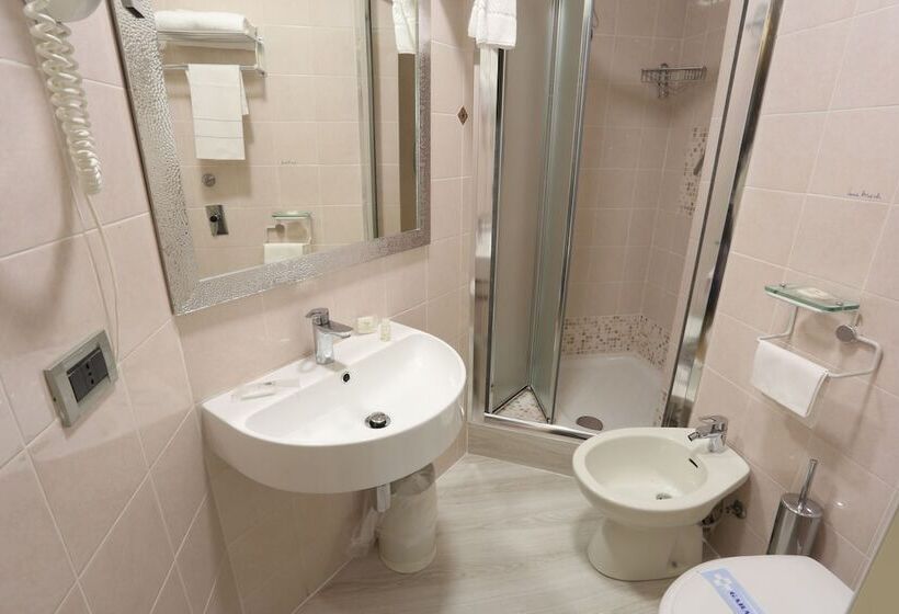 اتاق استاندارد سه نفره, Piacenza