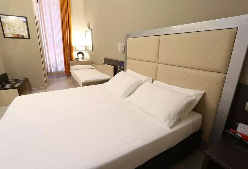 اتاق استاندارد سه نفره, Piacenza