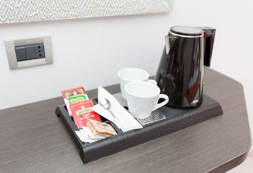 标准三人间, Piacenza