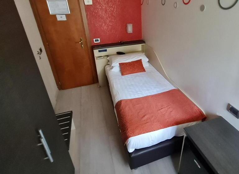 اتاق استاندارد یک نفره, Piacenza