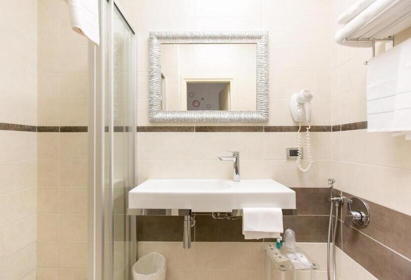 اتاق استاندارد سه نفره, Piacenza