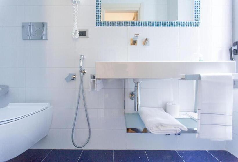 标准三人间, Piacenza