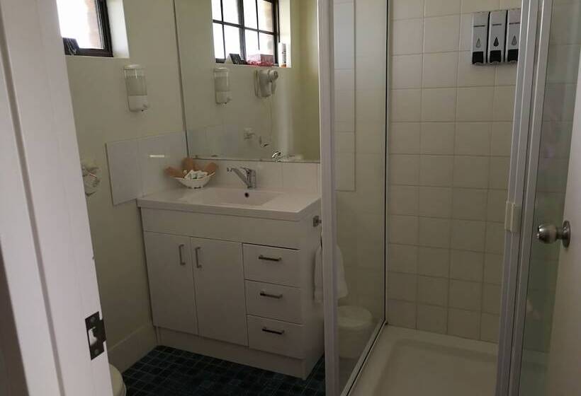 اتاق لوکس, Lakeside Lodge Motel