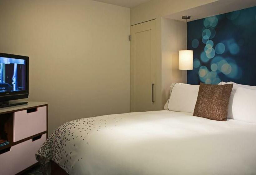 מיטת קינג בסוויטה, Renaissance Wind Creek Aruba Resort