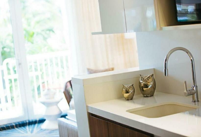 מיטת קינג בסוויטה, Renaissance Wind Creek Aruba Resort